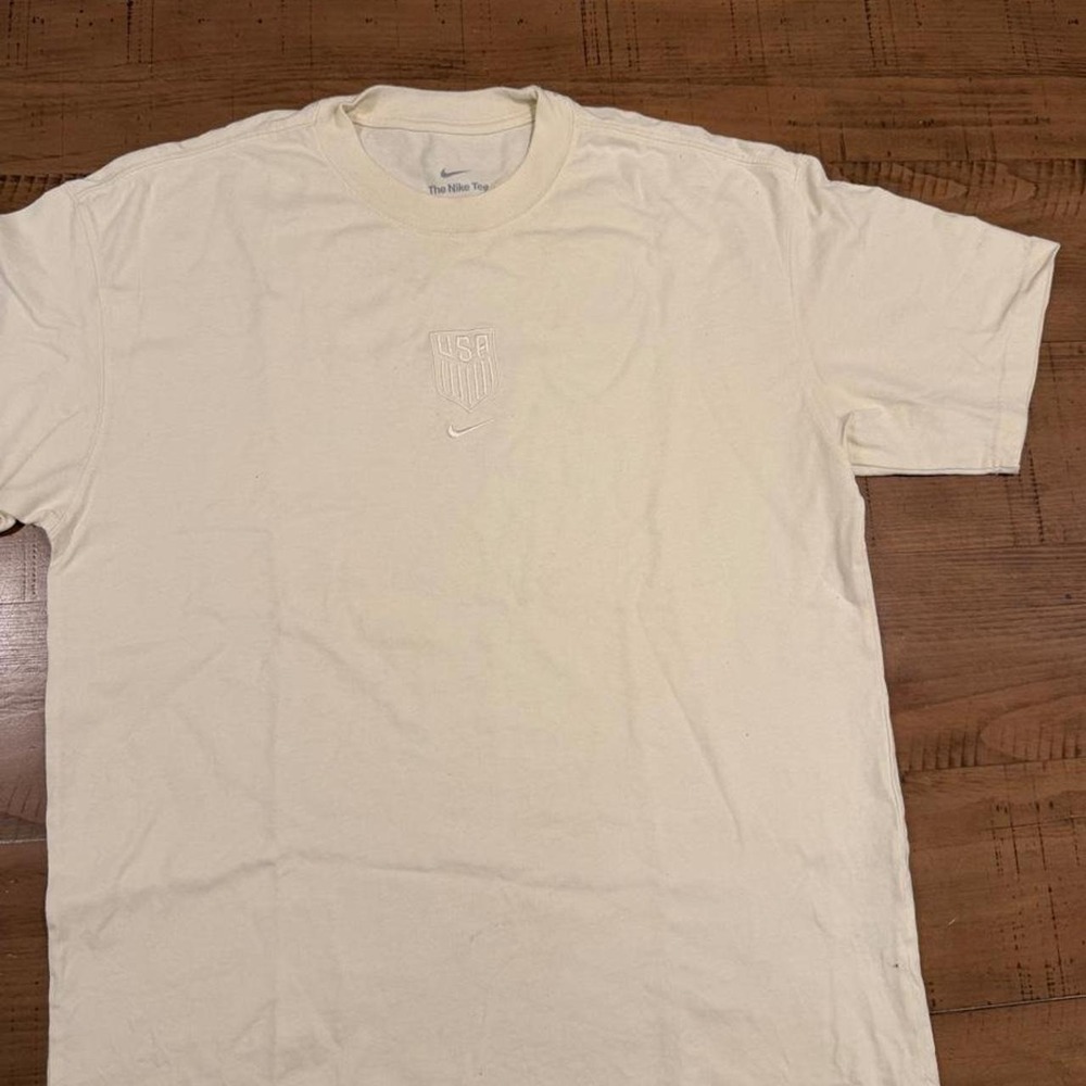 Nike USA Soccer Embroidered Loose Fit T-Shirt Cream Off-White Mens Medium